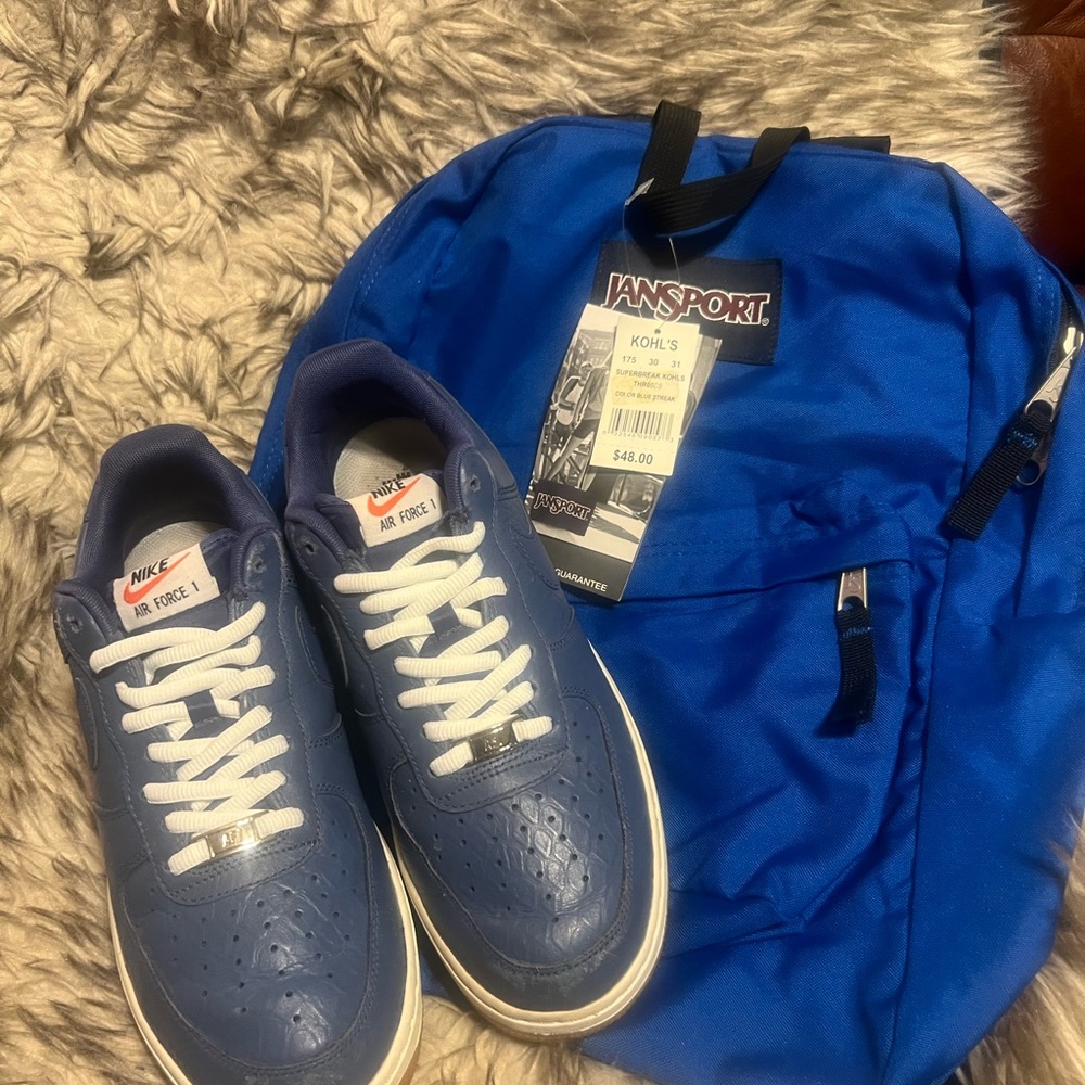 Nike AIR FORCE 1 Navy and White Athletic Shoes Sz 9 w/NEW BACKPACK